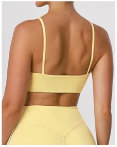 Détail dos de la brassière de sport jaune à fines bretelles pour un entraînement fitness.