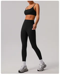 Vue détaillée d'ensemble legging de yoga taille haute noir et soutien-gorge de sport.