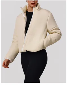Dettaglio giacca corta beige da donna, cappotto invernale caldo con cerniera confortevole.