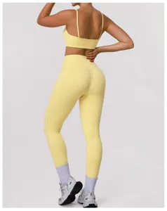 Vue arrière détail de l'ensemble yoga jaune, brassière élastique et legging pour fitness.