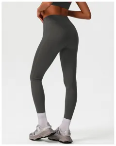 Dettaglio leggings sportivi a vita alta, design push-up modellante, tessuto traspirante effetto nudo.