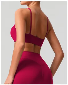 Vue détaillée du soutien-gorge de sport dos nu pour femme avec pantalon de yoga élastique.