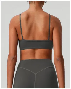 Vue détaillée montrant clairement le design dorsal d'un haut de yoga gris foncé.