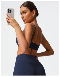 Vue détaillée de soutien-gorge de yoga et leggings de sport bleu foncé, conception dos nu.
