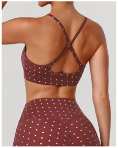 Vue de dos détaillée du soutien-gorge de sport et leggings à pois argentés, élastique.
