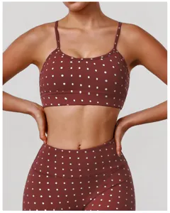 Détail du soutien-gorge de sport marron à pois avec bretelles fines et tissu élastique.