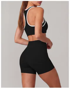 Set reggiseno sportivo nero e pantaloncini vita alta, bordo a contrasto, tessuto traspirante.