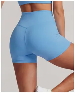 Achterkant detail van lichtblauwe hoge taille yoga shorts, elastische fitnesskleding.