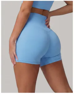 Close-up van lichtblauwe high-waist yogashorts met mooie butt-lifting pasvorm en naden.