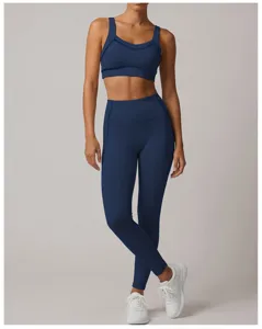 Vue détaillée de l'ensemble soutien-gorge de sport et leggings bleu foncé pour l'entraînement.