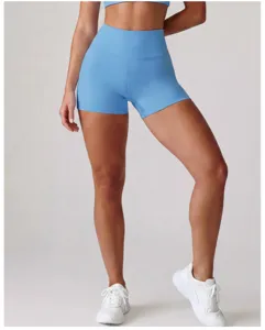 Gedetailleerd uitzicht op lichtblauwe fitness yoga shorts met hoge taille en vorm.
