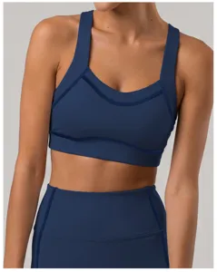 Détail soutien-gorge de sport bleu foncé, maintien élevé yoga fitness course haut.