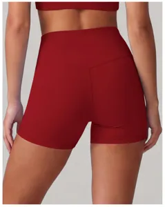 Detail van rode yogashort met hoge taille, liftend rugontwerp en elastische stof.