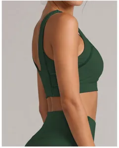 Vue latérale détaillée du soutien-gorge de sport vert foncé avec bretelles croisées.