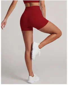 Detail van rode yogashorts met hoge taille en elastische sportstof voor comfortabele fit.