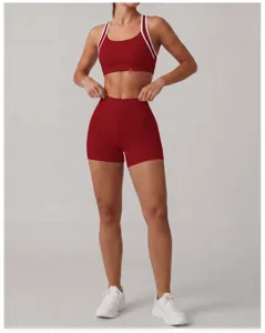 Rode sport-bh en hoge taille yoga shorts set voor vrouwen fitness gym sportkleding.