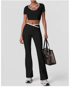 Zwarte yogaset crop top uitlopende broek met transparante tas voor dames fitness