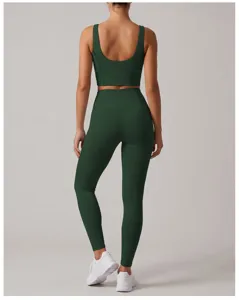 Dunkelgrünes Yoga-Set für Damen, bequeme Leggings und stützender Sport-BH für Fitness.