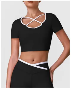 Zwarte korte sport yoga top met witte afwerking en chique kruisende halslijn voor fitness.