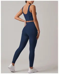 Detailansicht des blauen Fitness-Yoga-Sets, High-Impact-Sport-BH und taillierte Leggings.