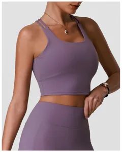 Gros plan détaillé d'un soutien-gorge de sport violet élégant avec texture de qualité.