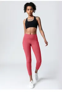 Detailansicht der Yoga Caprihose mit hohem Bund und Seitentaschen, eng anliegende Fitnesskleidung.