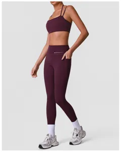 Detailansicht des hochelastischen Yoga-Sets mit burgunderrotem Sport-BH und Leggings.