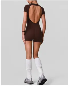 Vue arrière d'une combinaison de yoga marron une pièce, dos nu et coupe ajustée.