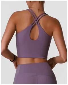 Top court de sport violet avec bretelles croisées et détail dos nu pour l'entraînement.