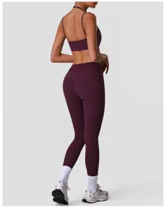 Damen Yoga Set nahtlos, weinrotes Sporttop und hohe Fitness Leggings für Training und Gym.