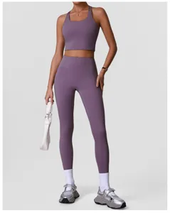 Vue détaillée de l'ensemble de sport violet pour femme avec soutien-gorge et leggings.