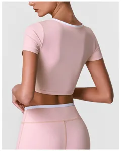 Roze korte yoga top met witte contrasterende rand, kortere sport fitness T-shirt.