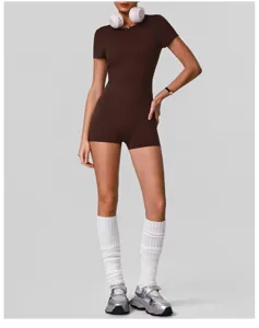 Vue détaillée de la combinaison de fitness marron, montrant une coupe bien ajustée.