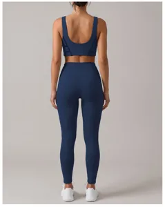 Rückansicht im Detail des blauen Sport-Yoga-Sets, mit hohem Bund und perfekter Passform.