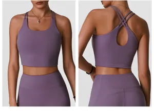 Gros plan sur les détails du soutien-gorge de sport violet avec bretelles croisées.