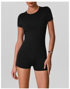 Vue détaillée du body de yoga noir à manches courtes, combinaison une pièce moulante.