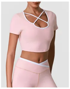 Roze crop top met stijlvolle witte kruisband halslijn en bijpassende sportlegging.