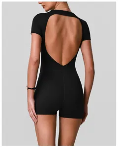 Combinaison de yoga noire dos nu pour femme, short de fitness une pièce moulant.