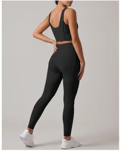 Rückansicht eines schwarzen Sport Yoga Sets mit hoher Taille Leggings und bequemer Fitnessweste.