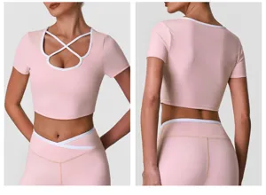 Roze korte yoga top met contrasterende rand en uitgesneden detail voor fitness sport.