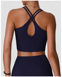 Détail du dos de soutien-gorge de sport bleu foncé à bretelles croisées et découpe.