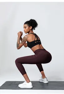 Detailansicht der hochtaillierten Push-up Yoga Leggings und des Sport-Bh Sets für Fitness.