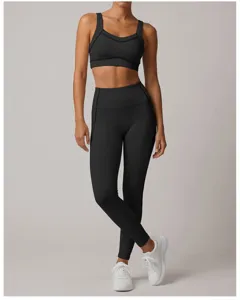 Detaillierte Nahaufnahme des schwarzen Sport-BHs und der Leggings für Fitness.