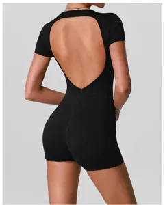 Détail de combinaison de yoga noire dos nu, short de sport moulant et gainant.