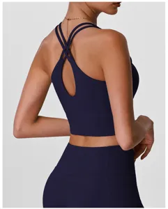 Soutien-gorge de sport bleu foncé croisé au dos avec découpe pour le fitness et l'entraînement.