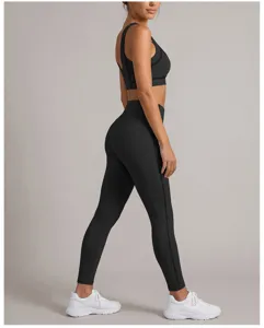 Detailansicht des schwarzen Yoga-Sets, hochgeschnittene, schnelltrocknende Fitnessleggings BH.