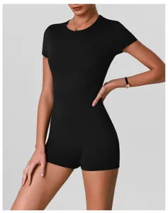 Combi-short de yoga noir sans couture, combinaison de fitness moulante pour femme active.