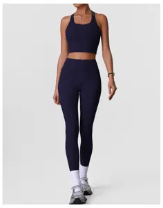 Vue détaillée du haut de sport court bleu foncé et du legging taille haute pour le fitness.