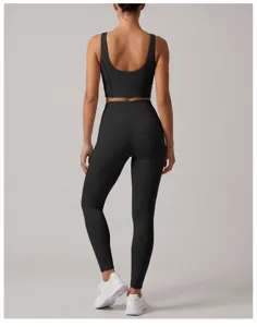 Rückansicht des schwarzen Sport-Yoga-Sets, High-Waist-Fitness-Leggings und nahtloses Top.