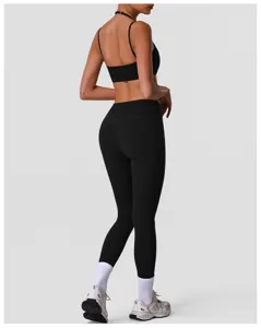 Elastisches Yoga-Set für Damen, Sport-BH und enge Leggings für Fitness und Training.
